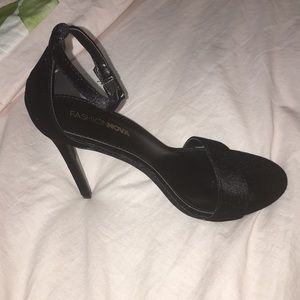 New!!!Black High heels (FashionNova)